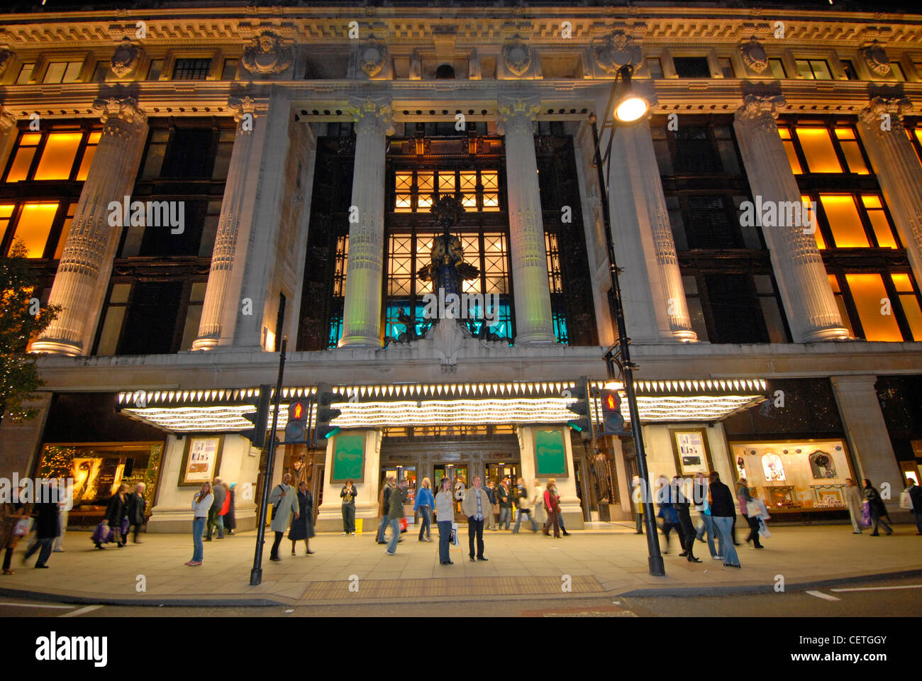 L'extérieur du magasin Selfridges de nuit. Ouverte par Harry Gordon Selfridge en 1909, il a innové en faisant une utilisation intensive de l'annonce Banque D'Images
