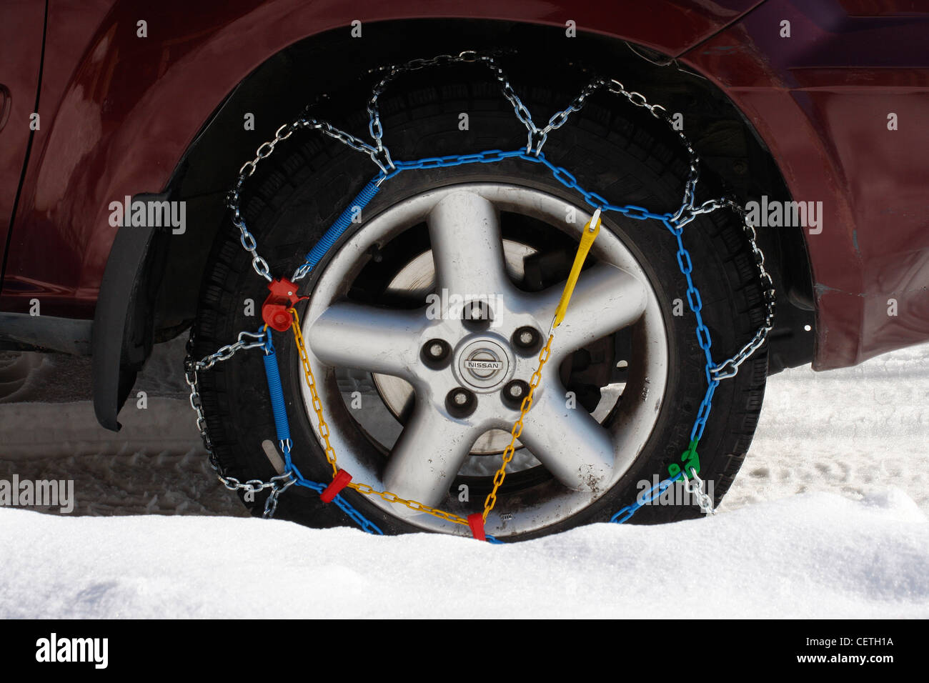 Les chaînes à neige sur les roues d'un SUV 4roues motrices véhicule. Banque D'Images
