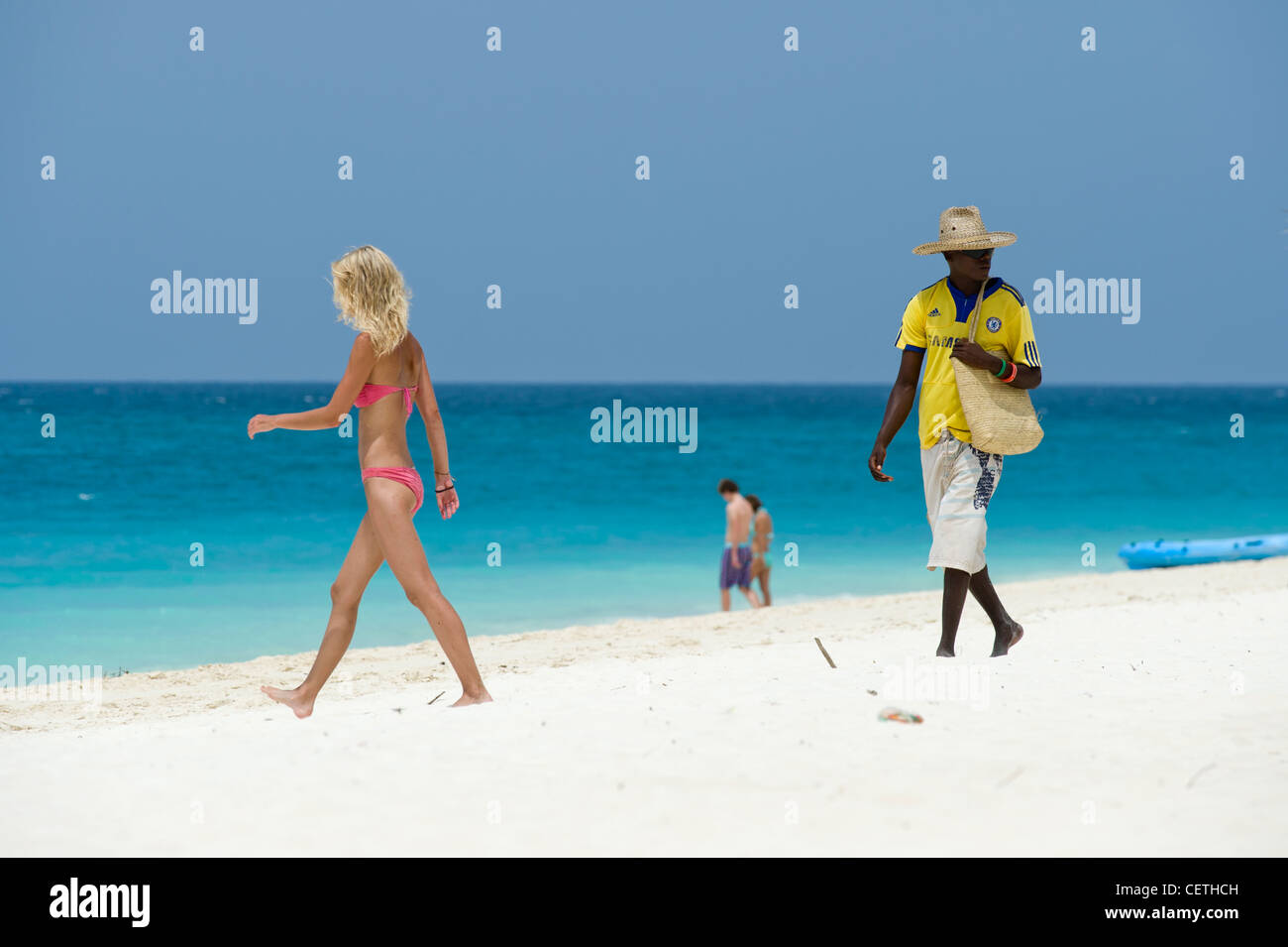 Vendeur et les touristes sur la plage de Kendwa Rocks de la côte nord de Zanzibar Banque D'Images