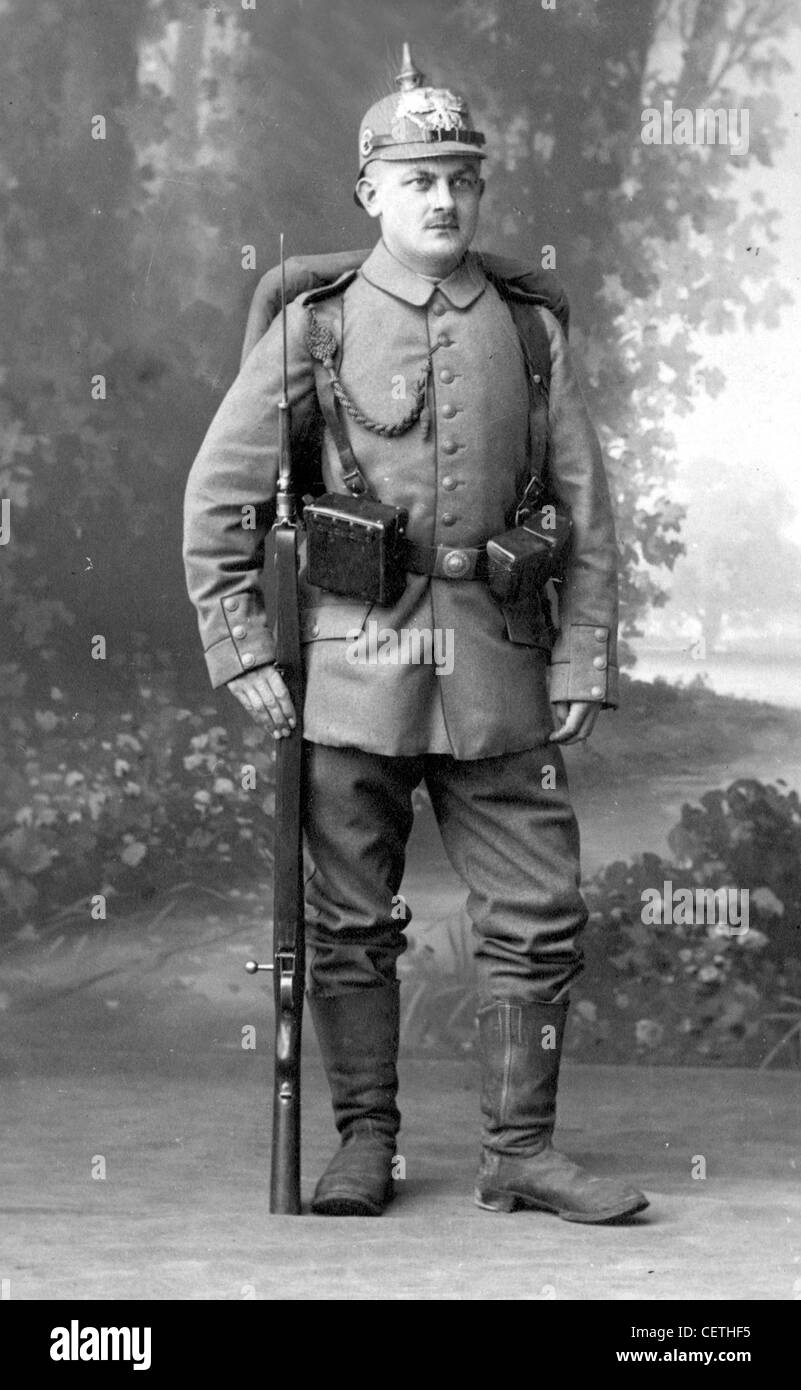L'Allemagne. WW1 soldat en uniforme complet avec casque et fusil Banque D'Images