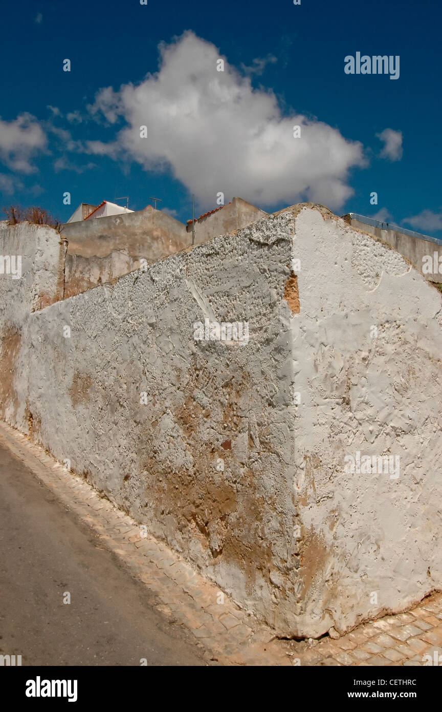 Old weathered wall en Estombar une ville et une ancienne paroisse civile de la municipalité (concelho) de Lagoa, qui a été fusionnée dans la nouvelle paroisse e Estombar Algarve 8400-421 dans la région la plus méridionale du Portugal Banque D'Images