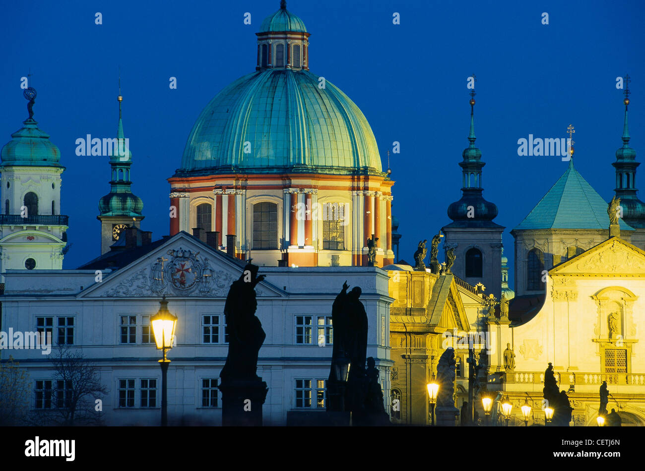 Les dômes de la vieille ville illuminée la nuit, Prague, République Tchèque Banque D'Images