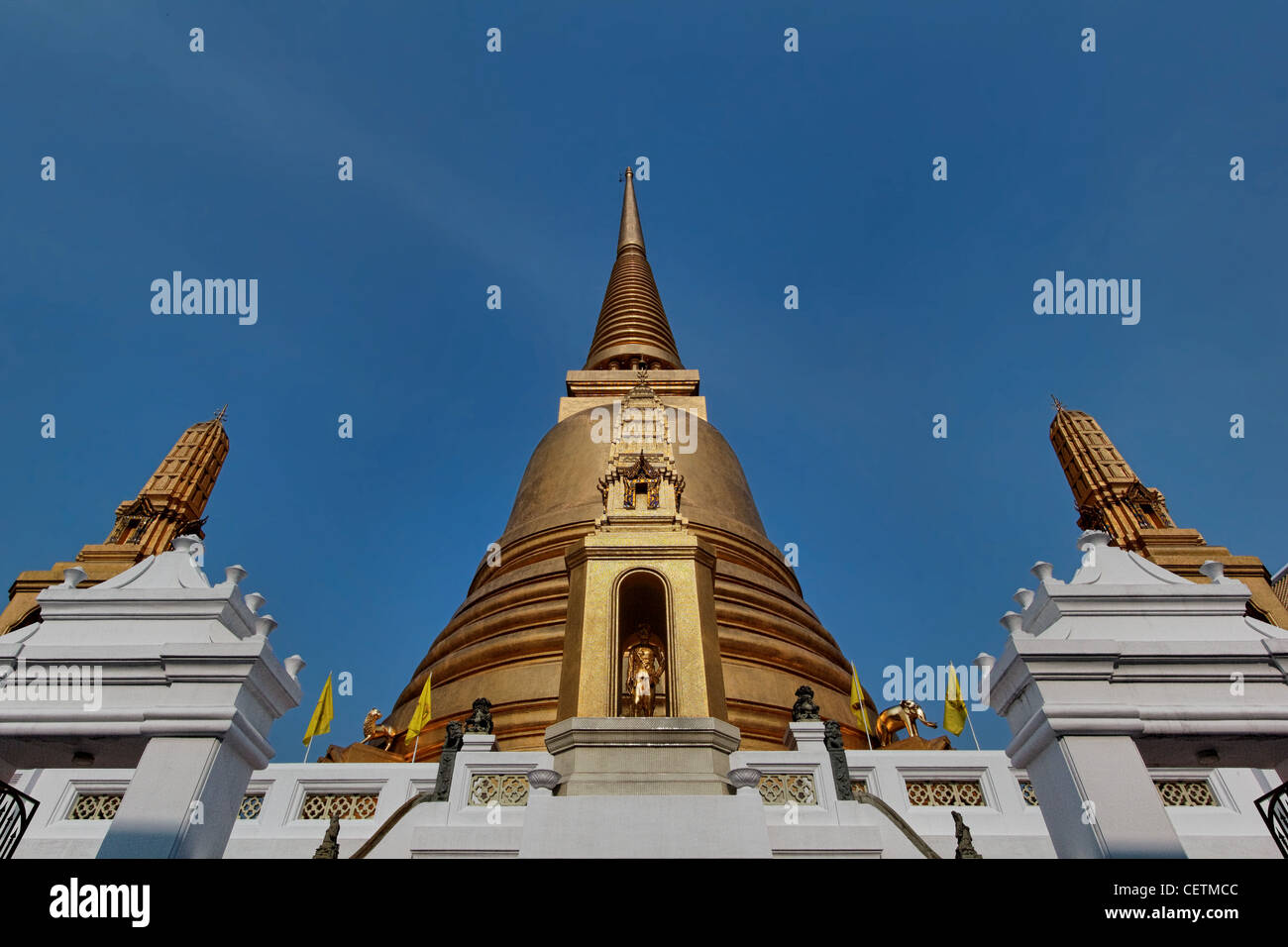 De Wat Bowonniwet chedi doré | Bangkok Banque D'Images