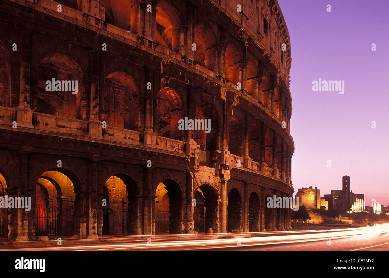 Le colisée la nuit, Rome, Italie Banque D'Images