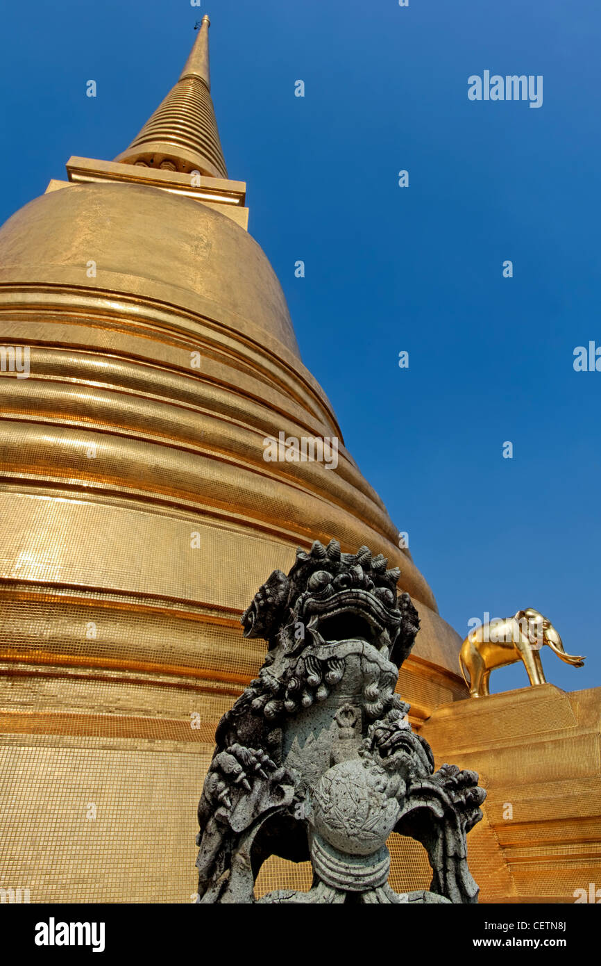 De Wat Bowonniwet chedi doré | Bangkok Banque D'Images