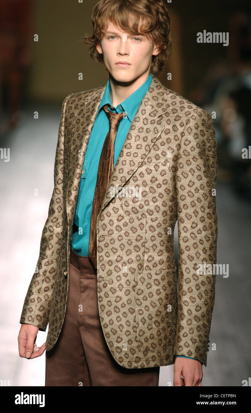 Fendi Collection printemps été prêt à porter les cheveux bruns modèle  lumineux portant chemise cravate marron, turquoise, deux brillants brown  Photo Stock - Alamy