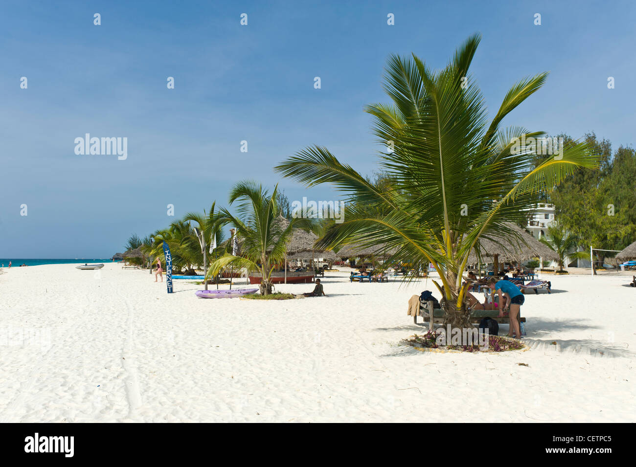 Plage, palmiers et d'abris à Kendwa Rocks de la côte nord de Zanzibar Banque D'Images