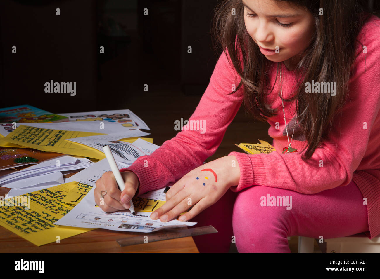 Lycéenne travaillant sur un projet d'école à la maison Banque D'Images