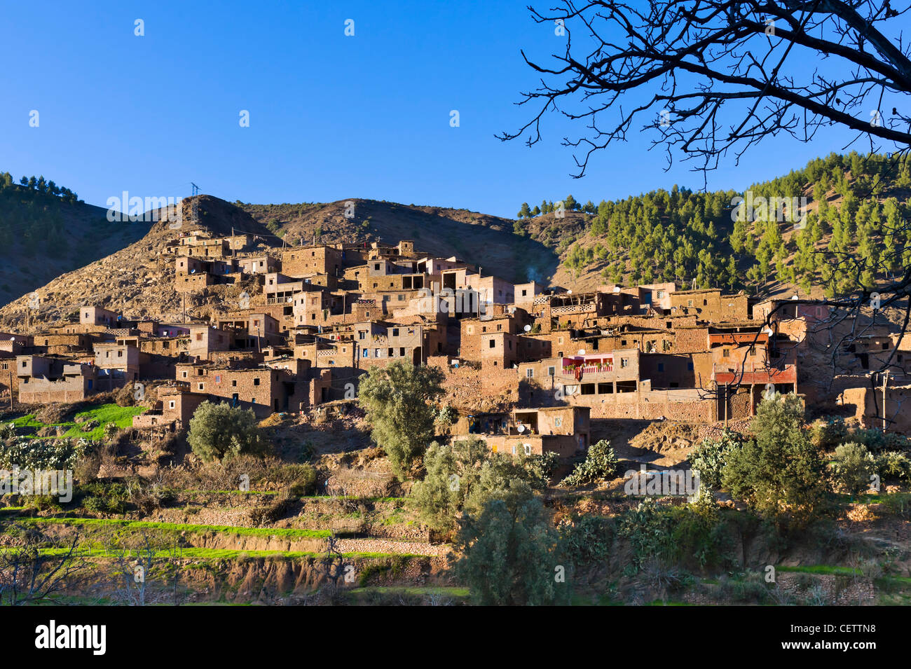 Village berbère dans le Haut Atlas entre Oukaïmeden et Marrakech, Maroc, Afrique du Nord Banque D'Images