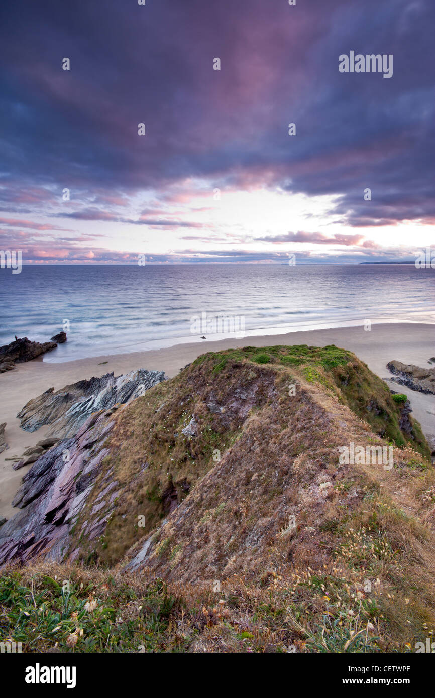 Le coucher du soleil et nuages de tempête sur Cornwall Whitsand Bay UK Banque D'Images