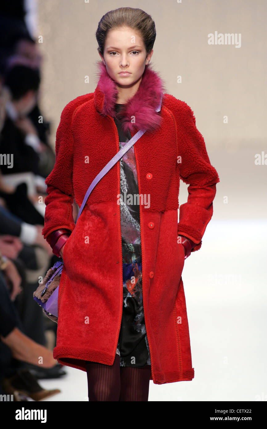 Fendi Milan Prêt à Porter Automne Hiver manteau rouge avec col moelleux  Photo Stock - Alamy