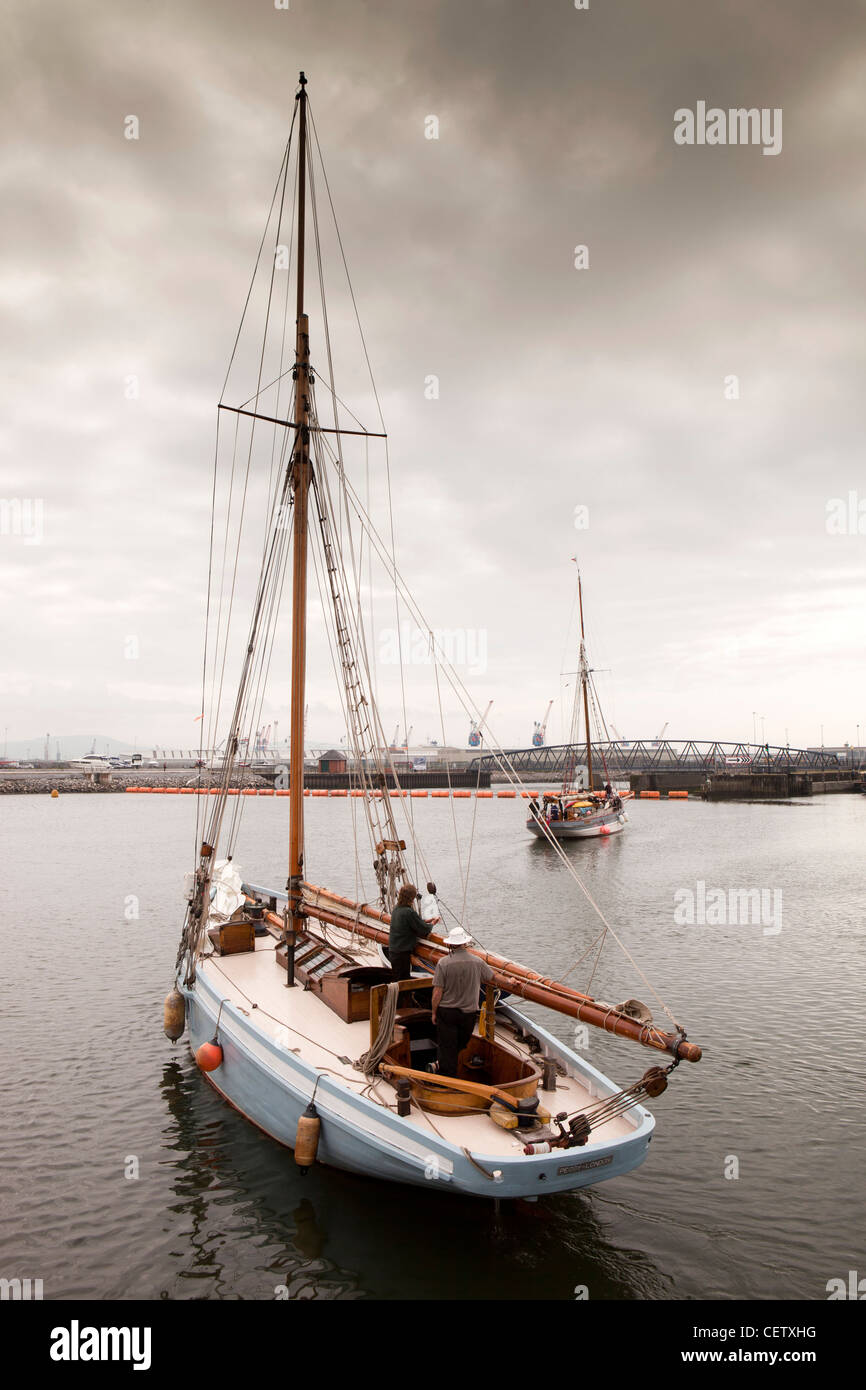 Royaume-uni, Pays de Galles, Swansea, quartier maritime historique, Canal de Bristol cutter pilote Peggy quitte la marina Banque D'Images