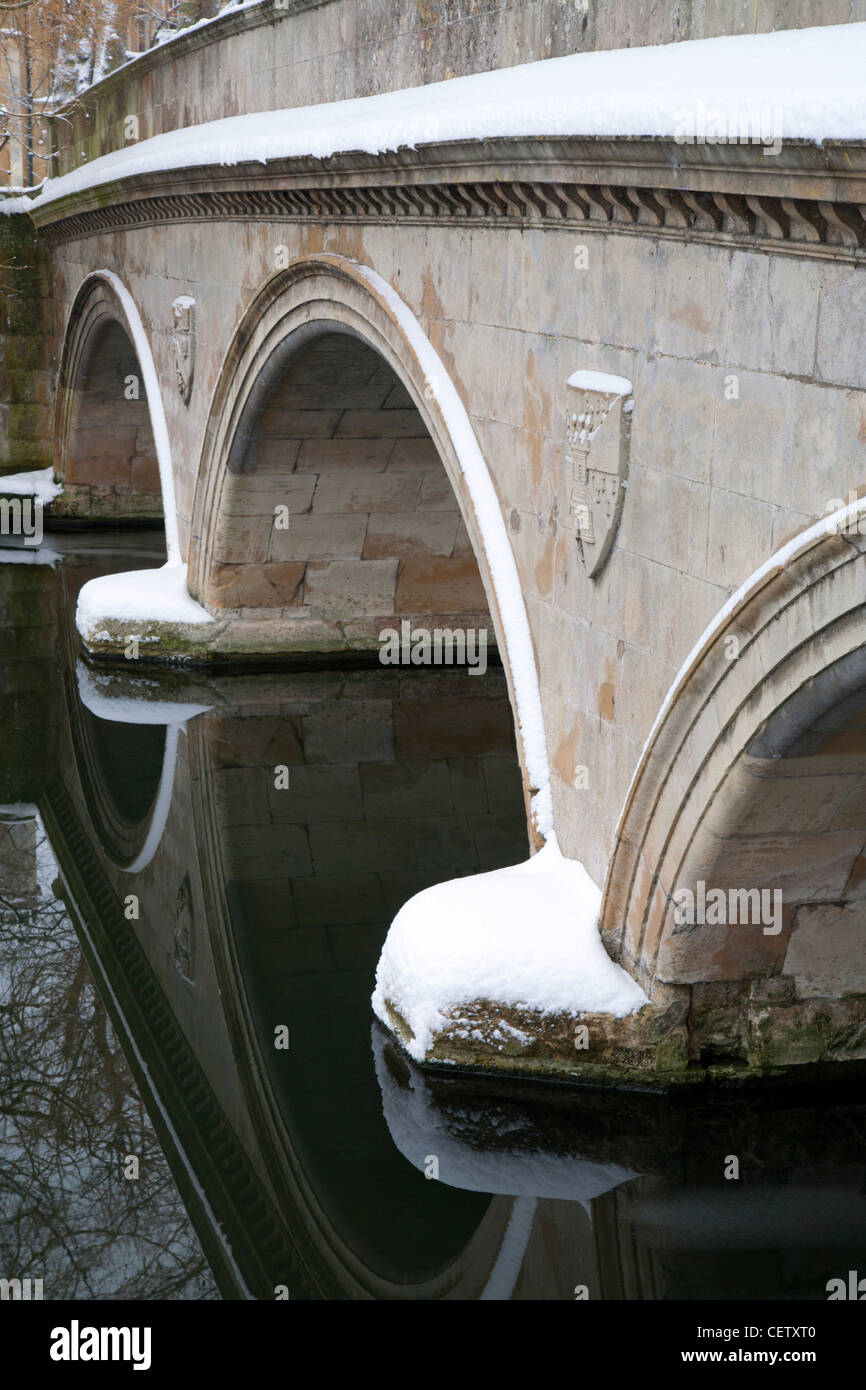 Trinity College et le pont de la rivière cam, Cambridge snow Banque D'Images