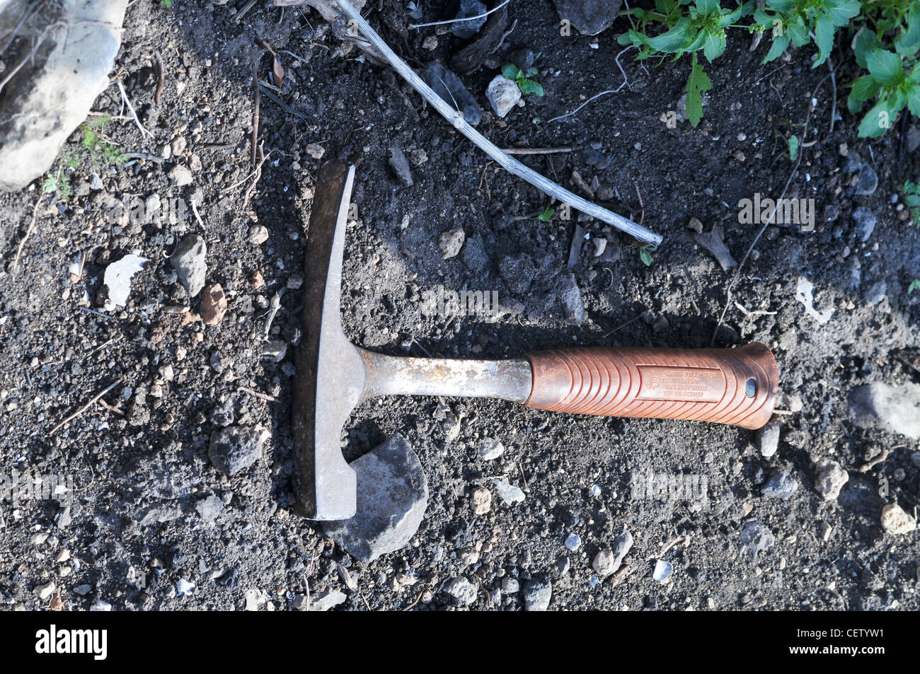 Marteau de géologue's rock sur le terrain Banque D'Images