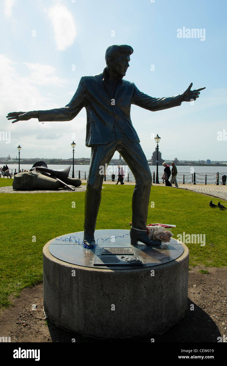 Mémorial à singer Billy Fury à côté de la Mersey, Liverpool sculpté par Tom Murphy Banque D'Images