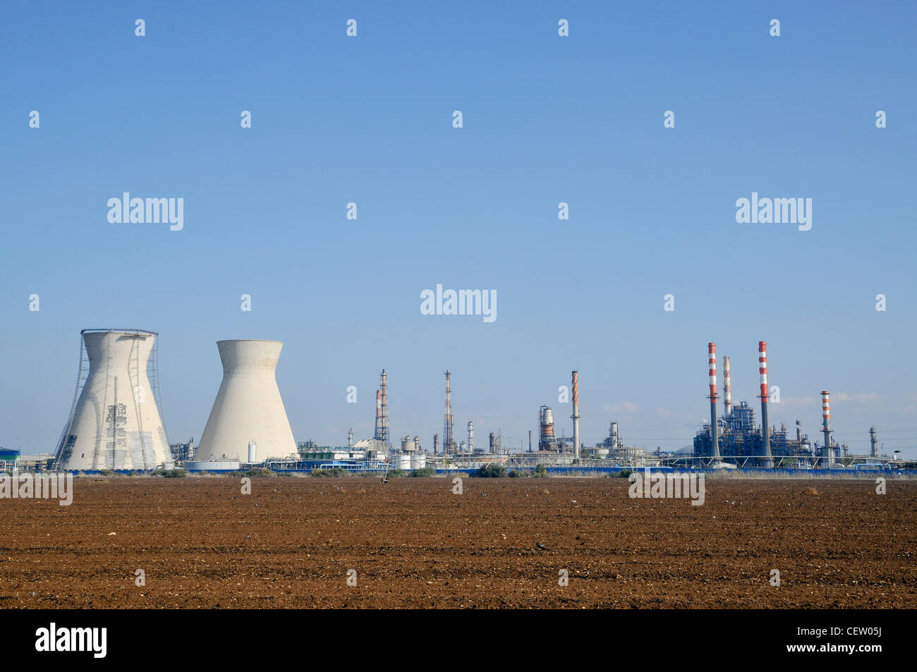 Israël, Haifa Bay, vue sur les cheminées de la raffinerie de pétrole. Banque D'Images