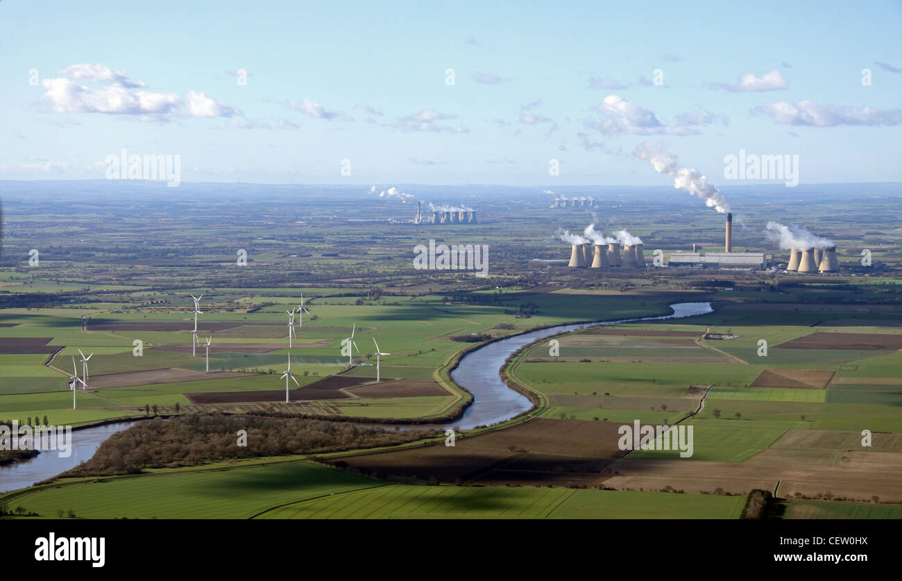 Image aérienne montrant des éoliennes et une centrale au charbon, en regardant vers l'ouest sur la rivière Ouse vers la centrale de Drax Banque D'Images