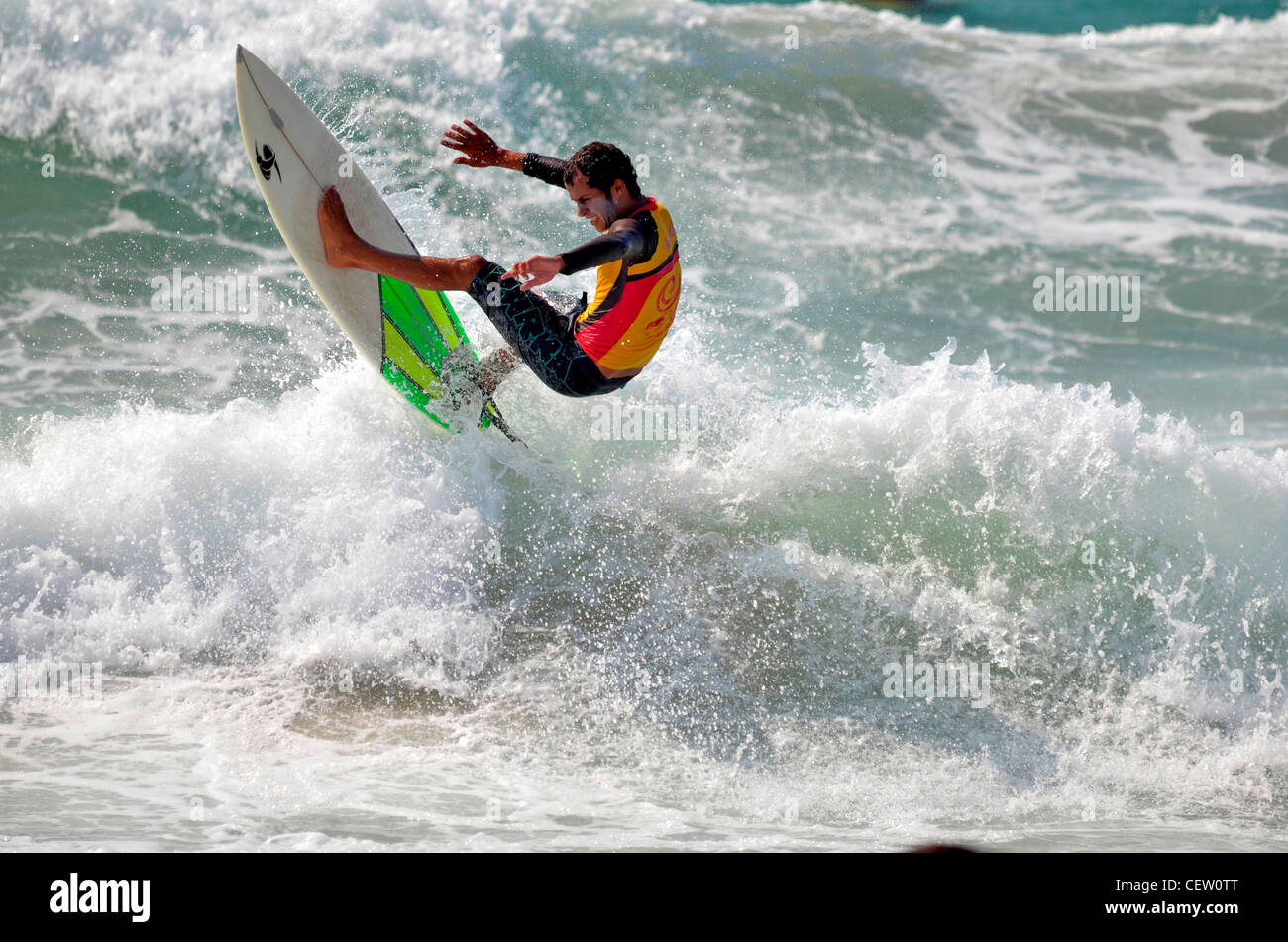 Israël, mer Méditerranée, spins Surfer sur la crête d'une vague Banque D'Images