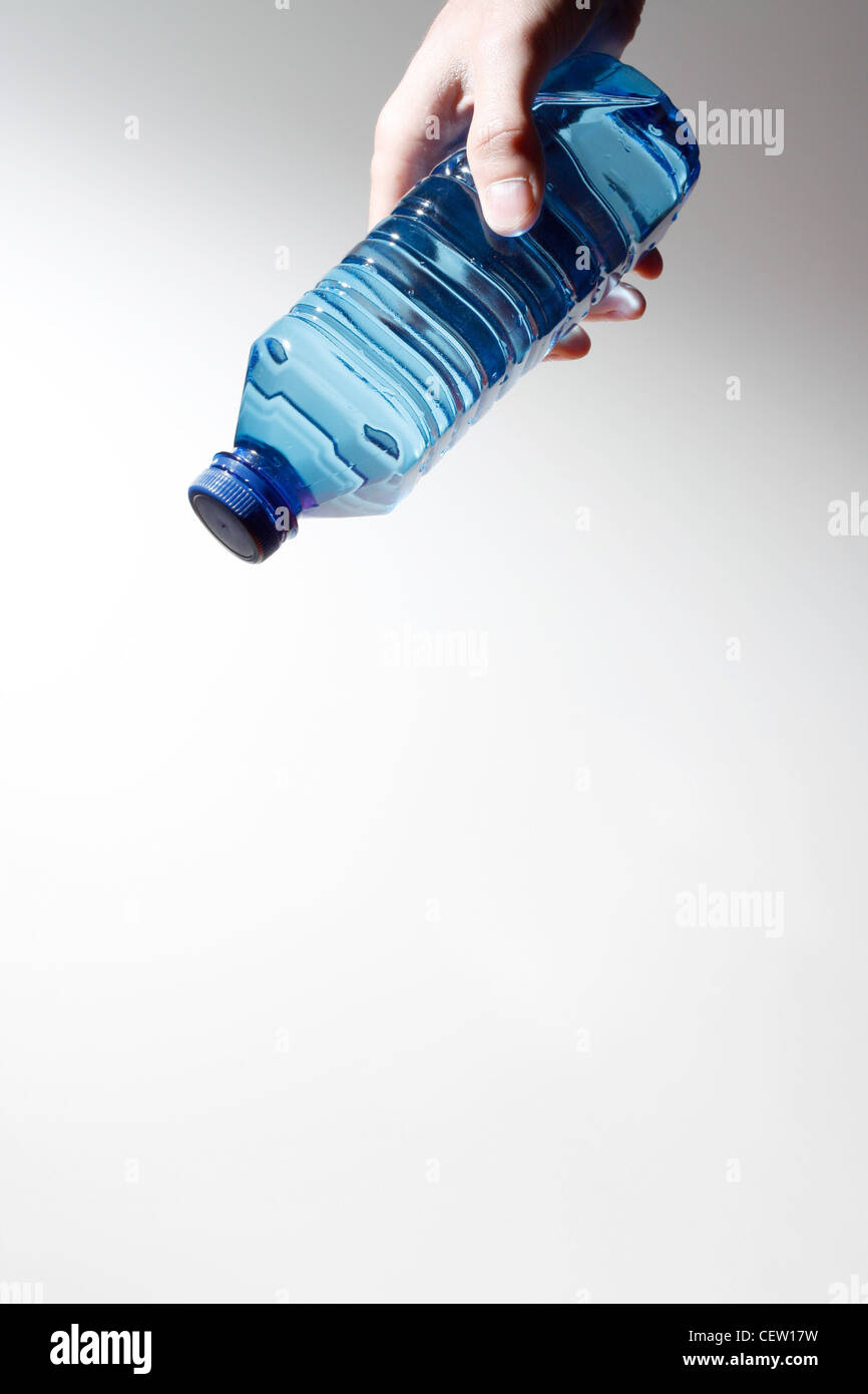 Main tenant une bouteille d'eau Banque D'Images