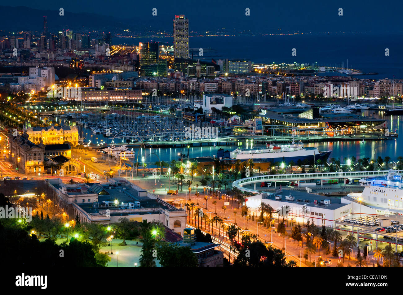 Vue panoramique de nuit depuis Montjuic sur le Port Vell, Barcelone, Catalogne, Espagne Banque D'Images
