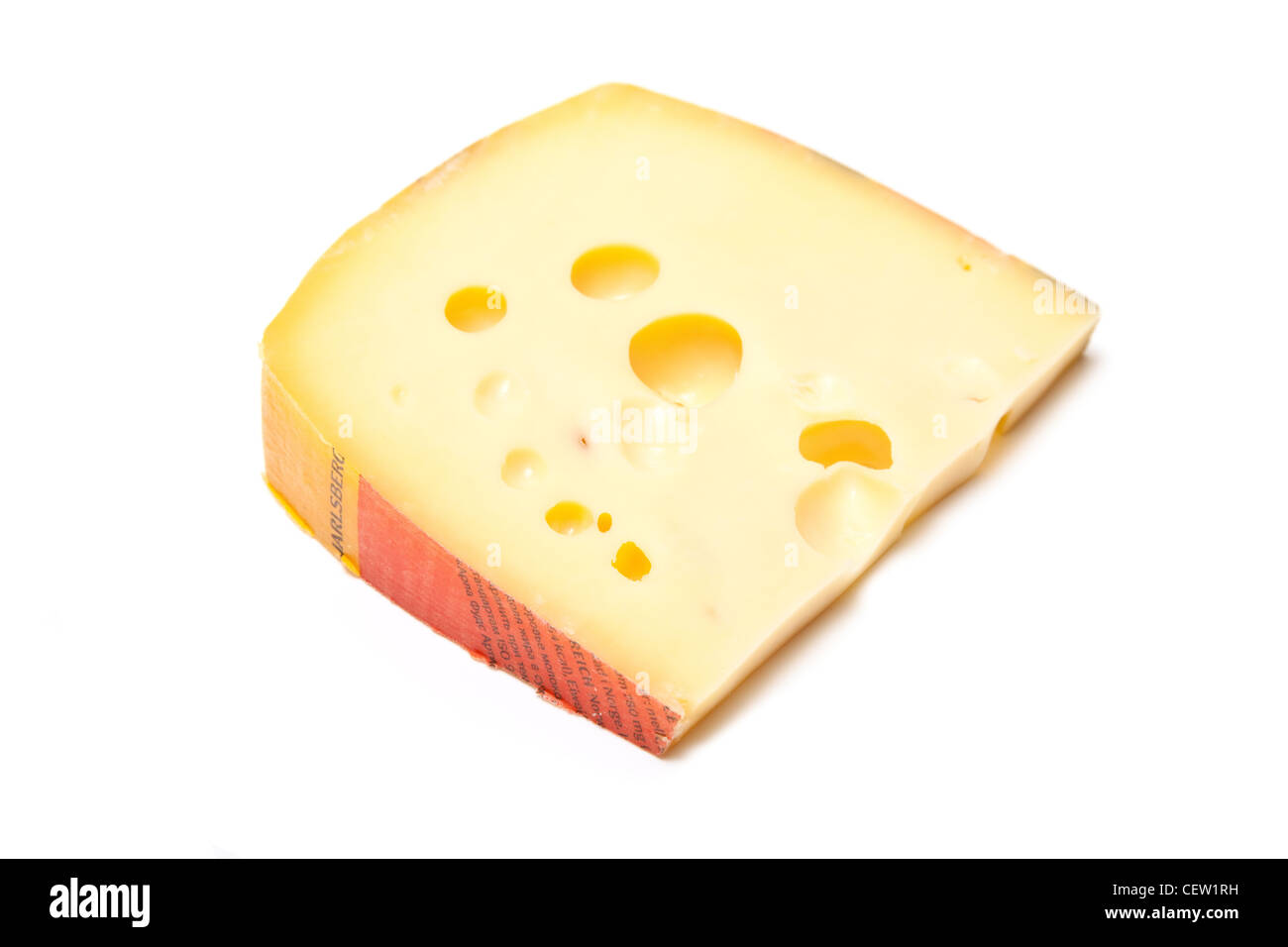 Cale de fromage jarlsberg norvégien isolé sur un fond blanc studio. Banque D'Images