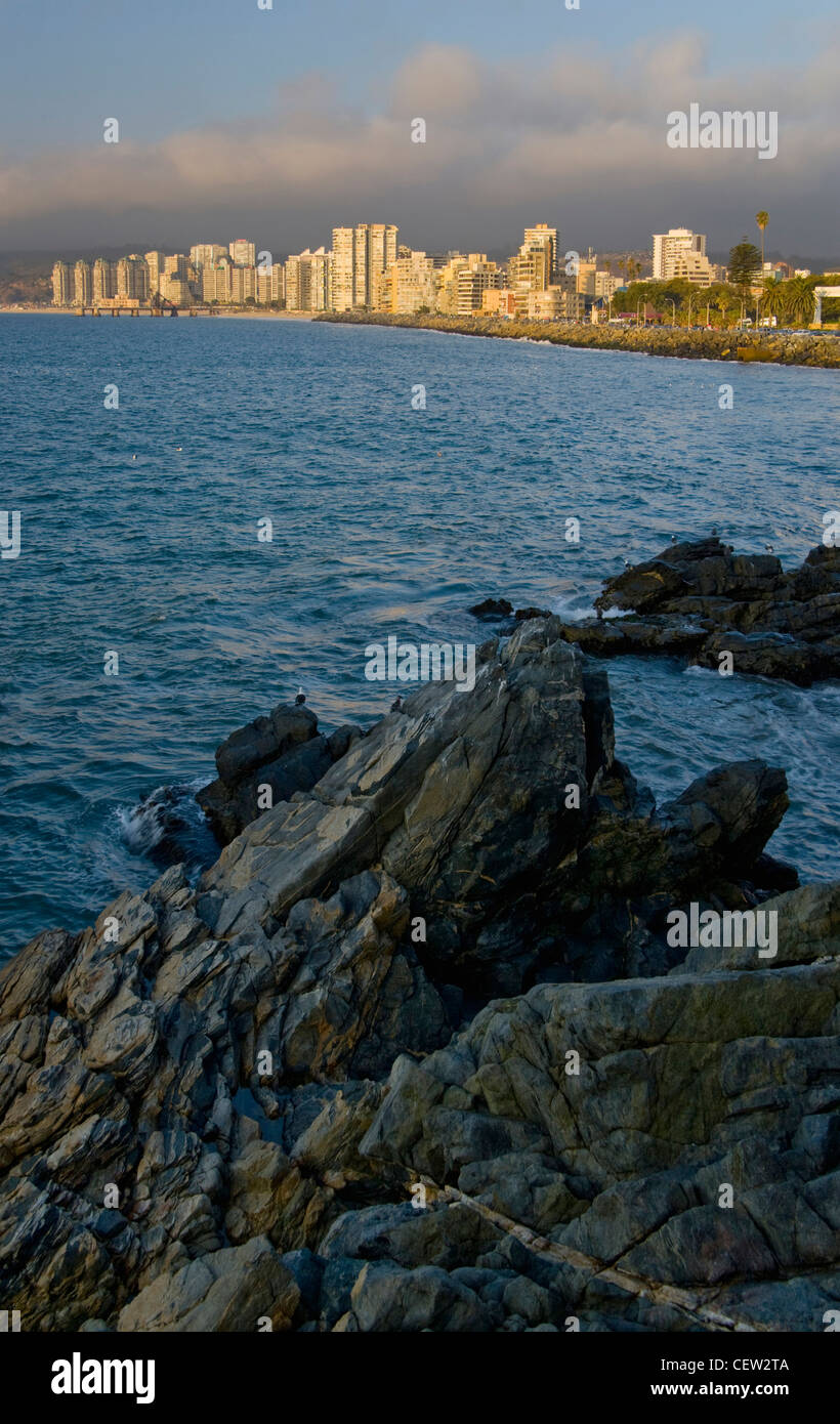 Viña de Mar, Chili. L'Amérique du Sud. Affleurement rocheux et hôtels de villégiature le long de la côte. Banque D'Images