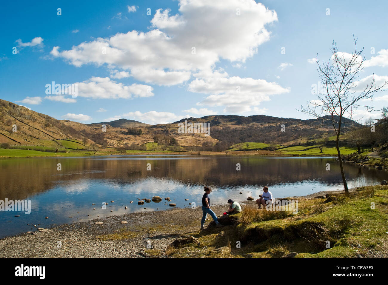 À côté de la famille Watendlath Tarn, au-dessus de la Petite Venise dans le Lake District Banque D'Images