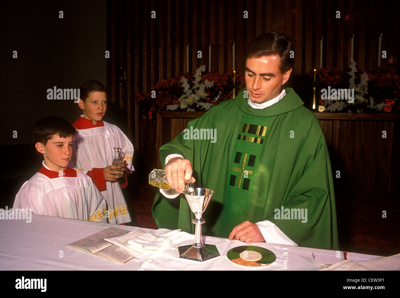 Prêtre catholique, servants de messe, la préparation des dons, la Prière eucharistique, l'église, messe, Novato, Californie Banque D'Images