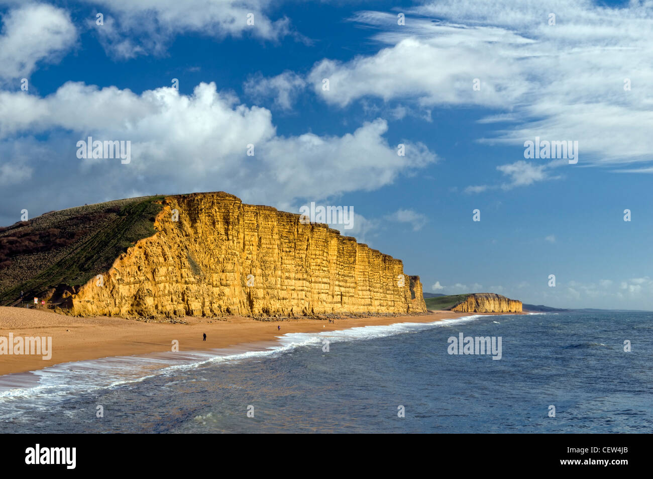 Falaises, plage et côte de West Bay, sur la côte jurassique dorset prises le jour de beau temps en hiver Banque D'Images