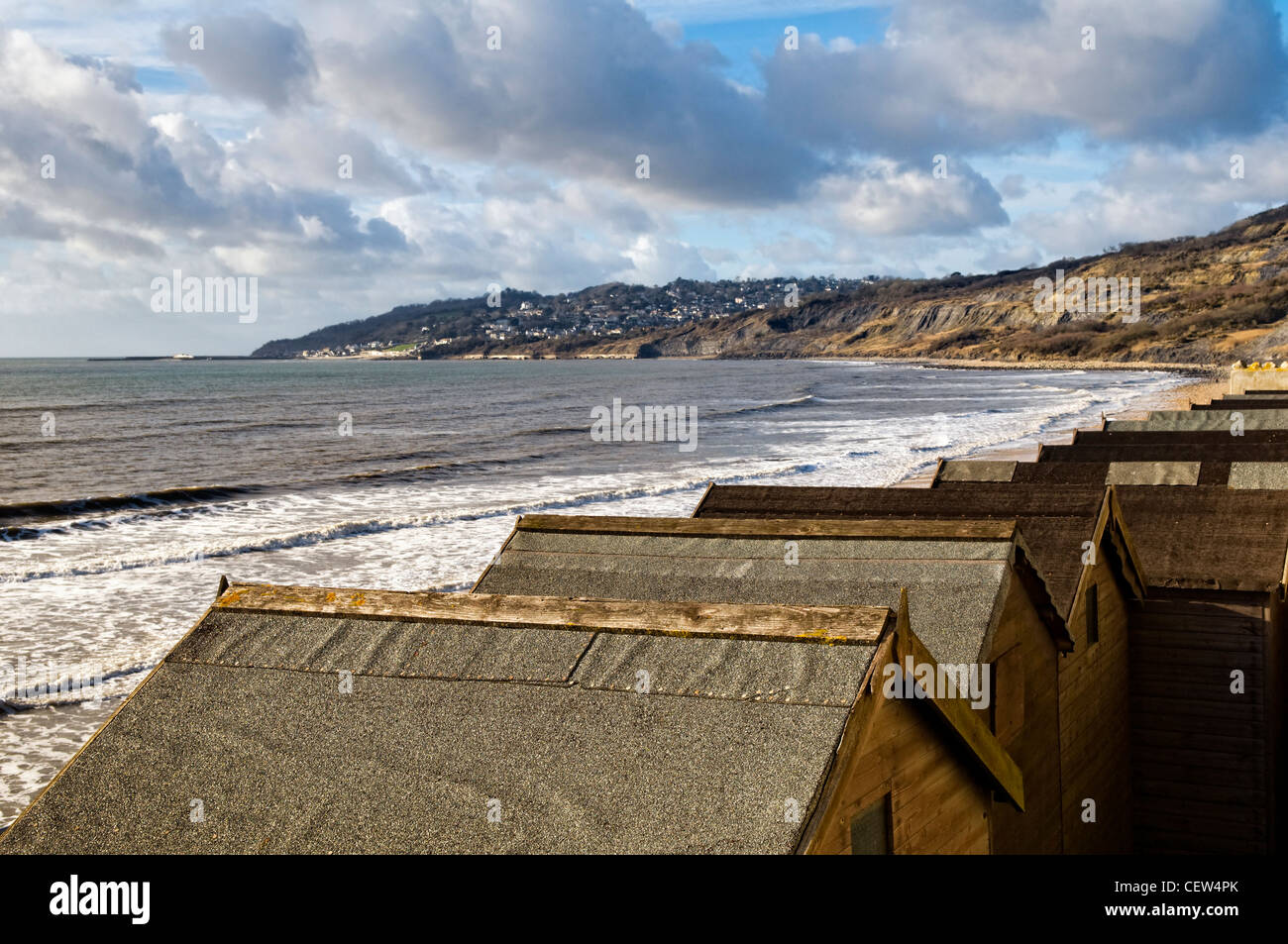 Cabines de plage à Charmouth plage sur la côte jurassique à Charmouth, Dorset, UK prise le jour ensoleillé en hiver Banque D'Images