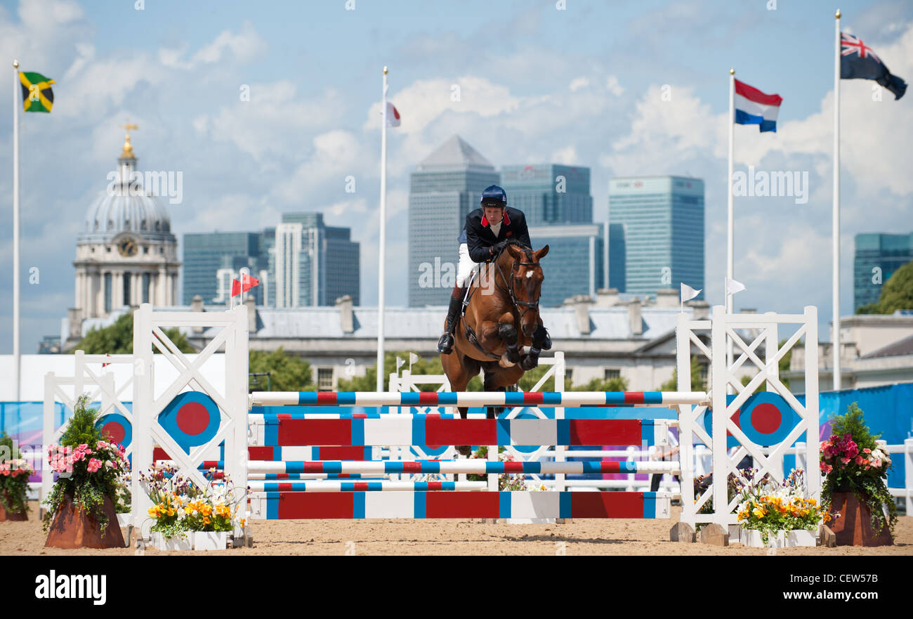 & William Fox-PItt Show Jumping avec la ville de Londres comme son arrière-plan, de l'événement Test Équestre Olympique, Greenwich Banque D'Images