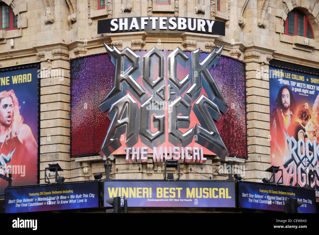 Publicité pour la comédie musicale Rock of Ages à l'extérieur de la Shaftesbury Theatre, Covent Garden, Londres, Angleterre Banque D'Images