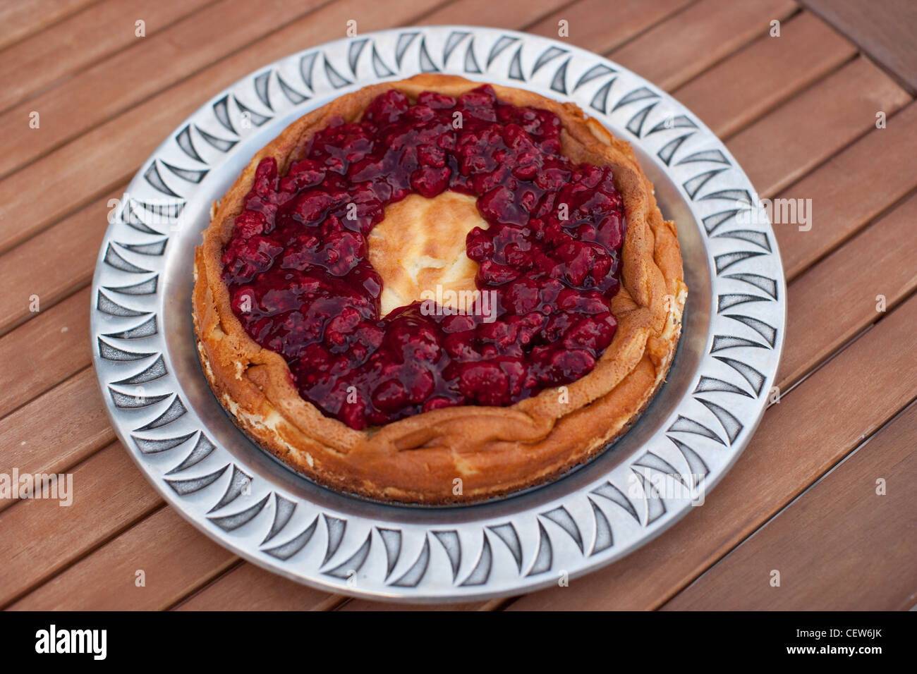 Gâteau d'anniversaire fait maison avec des baies. Banque D'Images