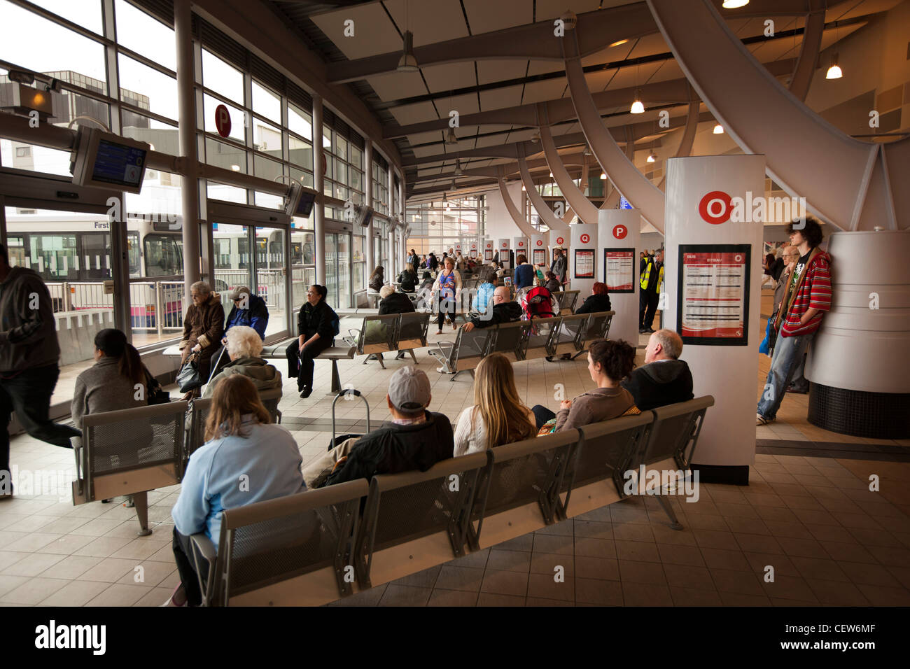 Royaume-uni, Pays de Galles, Swansea, Quadrant Shopping Centre, les passagers en attente dans la gare routière intégrée Banque D'Images
