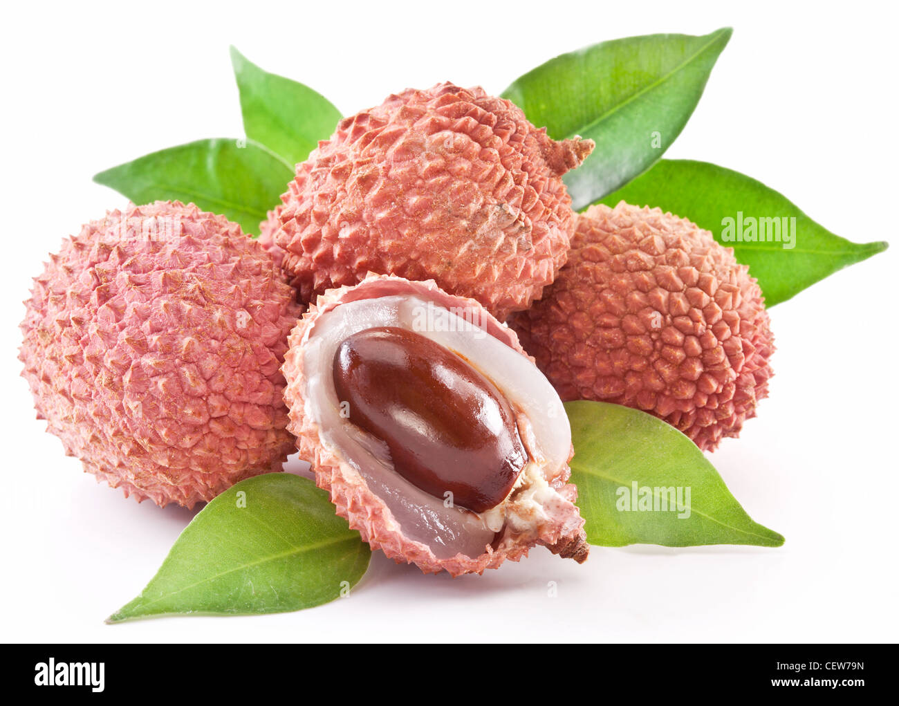 Le litchi avec des feuilles sur un fond blanc. Banque D'Images