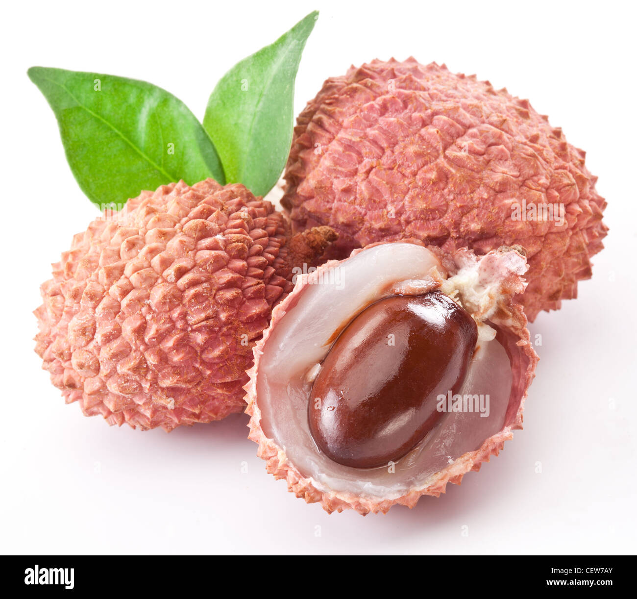 Le litchi avec des feuilles sur un fond blanc. Banque D'Images