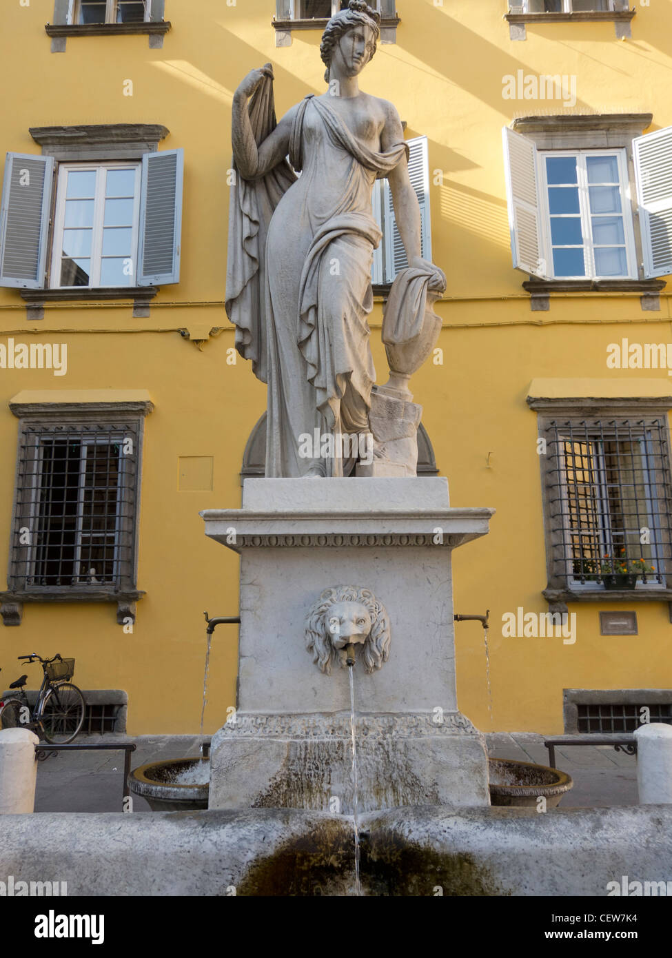 Fontaine d'eau potable et de la tuyère d'Lucca , Toscane, Italie. Banque D'Images