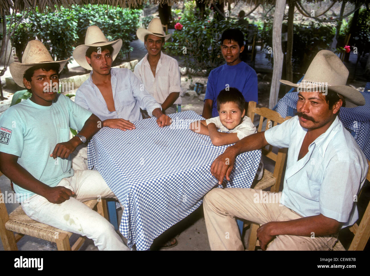 Les mexicains, les Mexicains, mexicains, gens, personne, adultes, hommes, cowboys cowboy village, la Desembocada, Etat de Jalisco, Mexique Banque D'Images