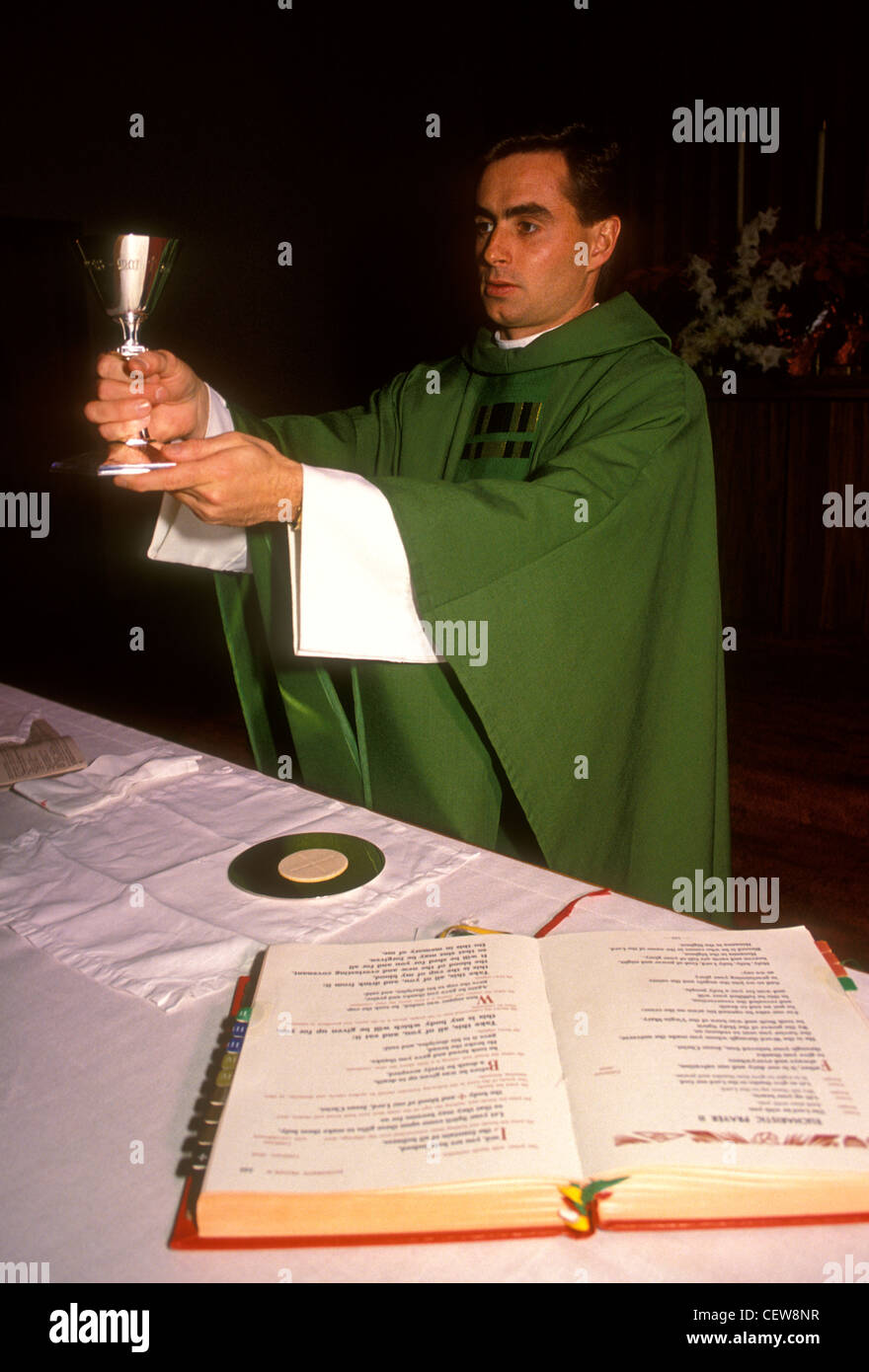 1, l'un, prêtre catholique, prêtre catholique, l'élévation du calice, Prière eucharistique, l'église, messe, Novato, comté de Marin, en Californie Banque D'Images