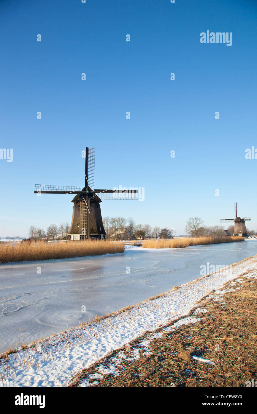 Moulin en hiver avec la neige, la glace et le ciel bleu Banque D'Images