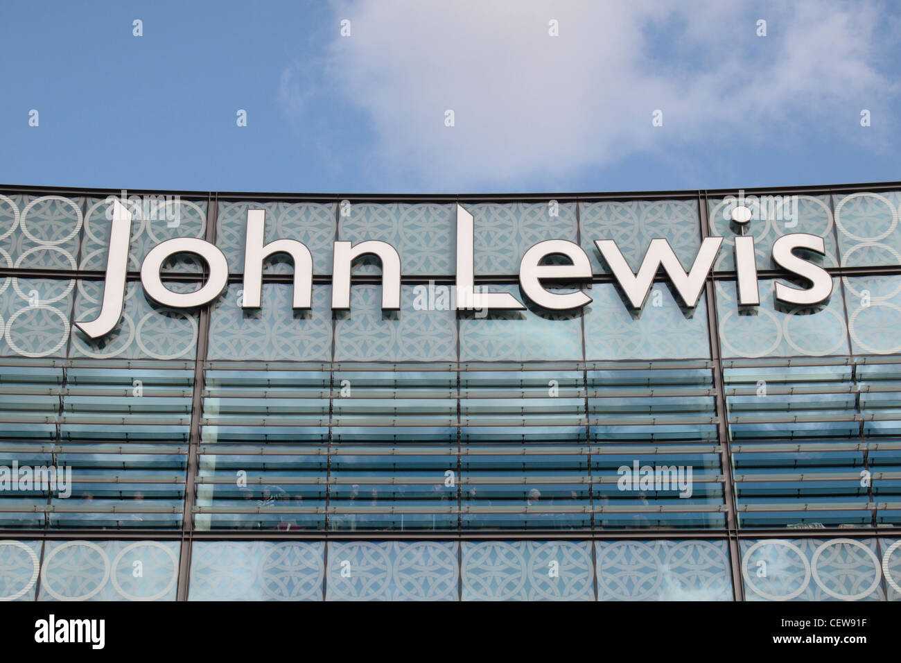 Le logo de John Lewis à l'extérieur de la succursale en centre commercial Westfield Stratford, Stratford, London. Banque D'Images