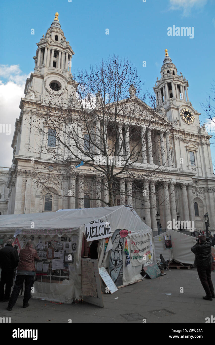Une vue générale de l'Occupy London manifestation devant la Cathédrale St Paul, Londres, à la fin mars 2012. Banque D'Images