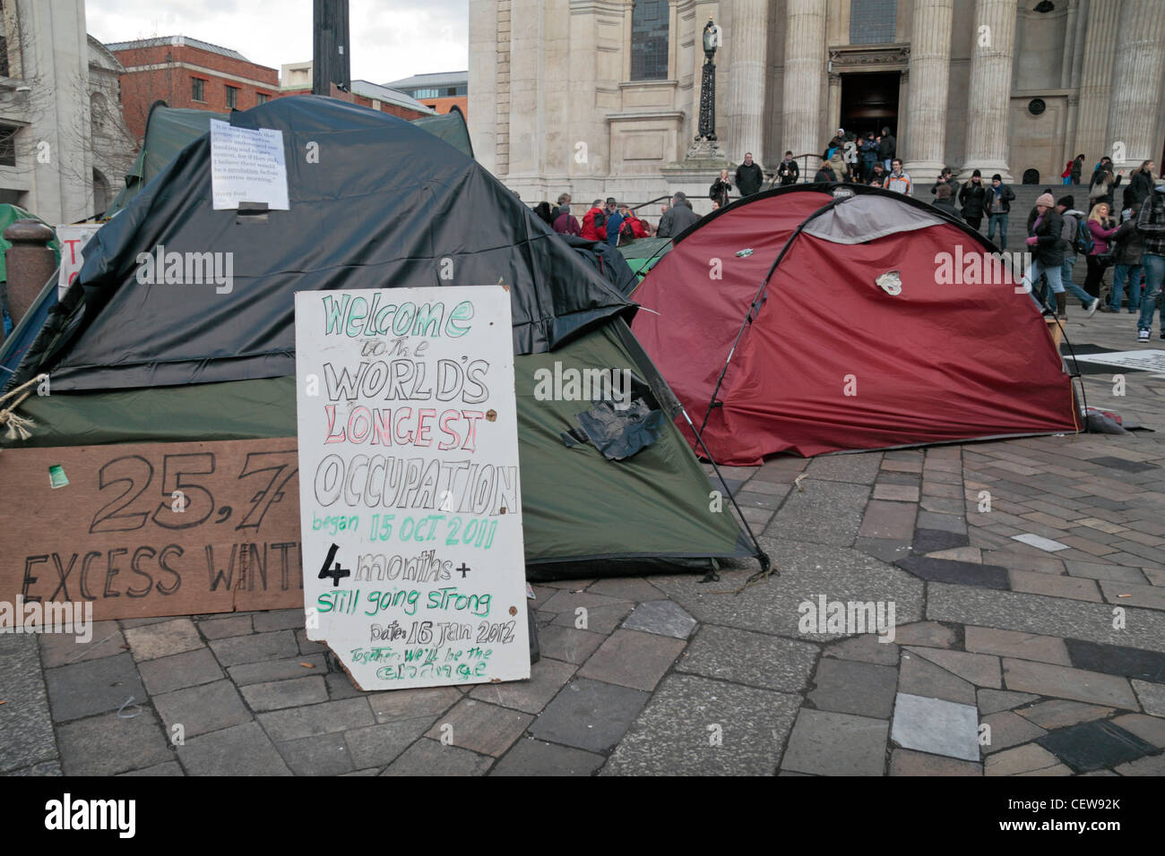 Une vue générale de l'Occupy London manifestation devant la Cathédrale St Paul, Londres, à la fin mars 2012. Banque D'Images