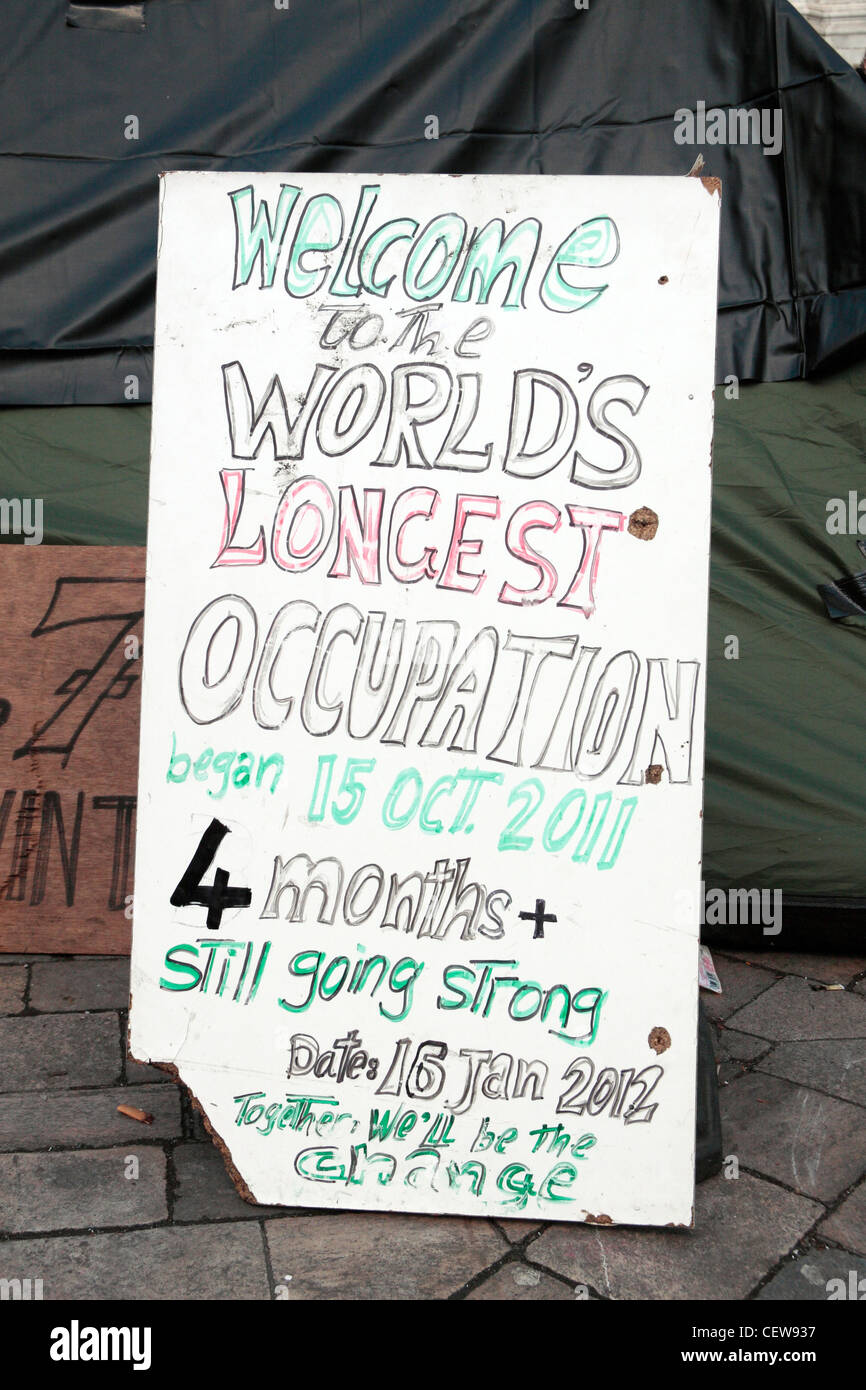 Un signe de protestation à l'Occupy London manifestation devant la Cathédrale St Paul, Londres, à la fin mars 2012. Banque D'Images