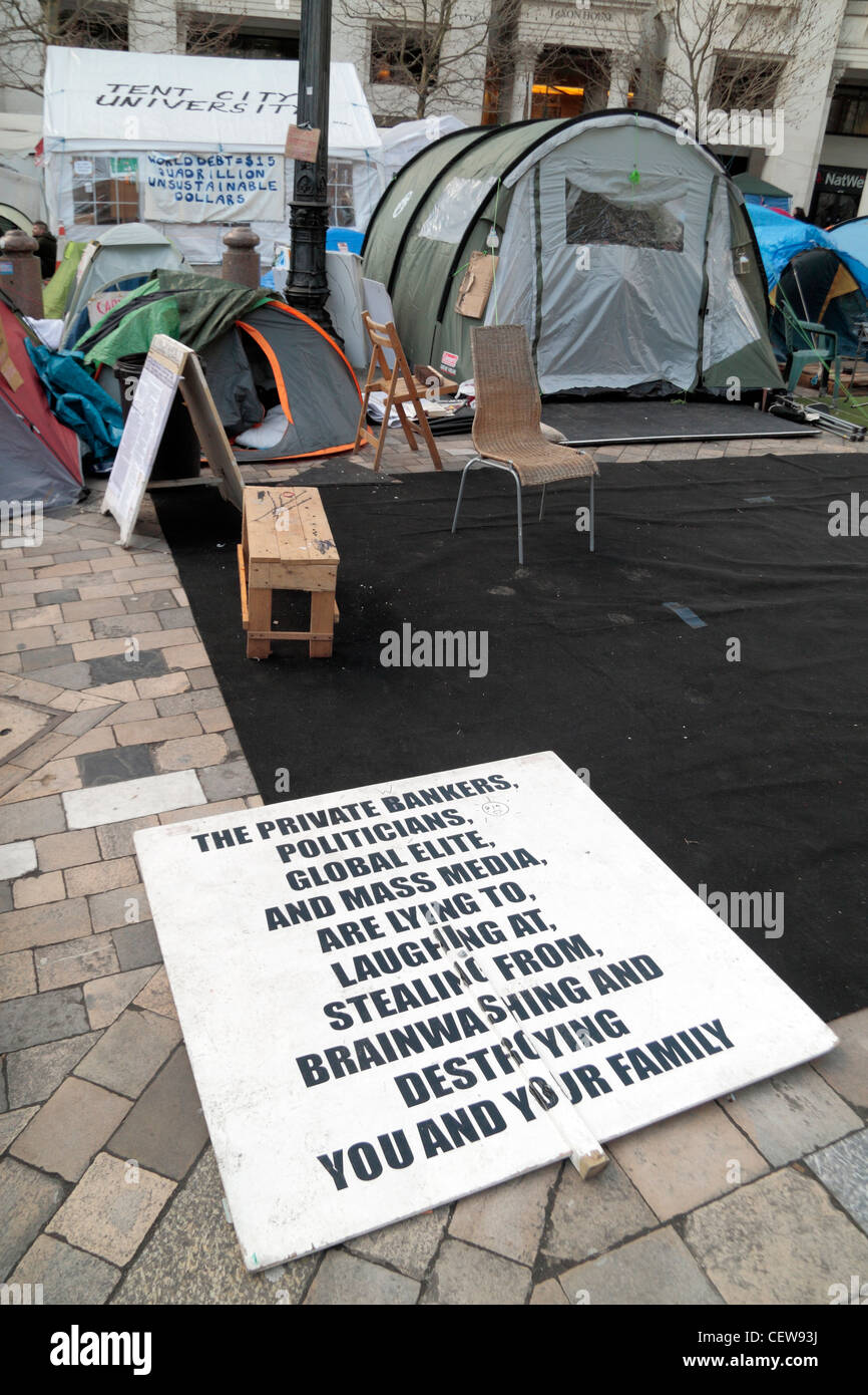 Une vue générale de l'Occupy London manifestation devant la Cathédrale St Paul, Londres, à la fin mars 2012. Banque D'Images