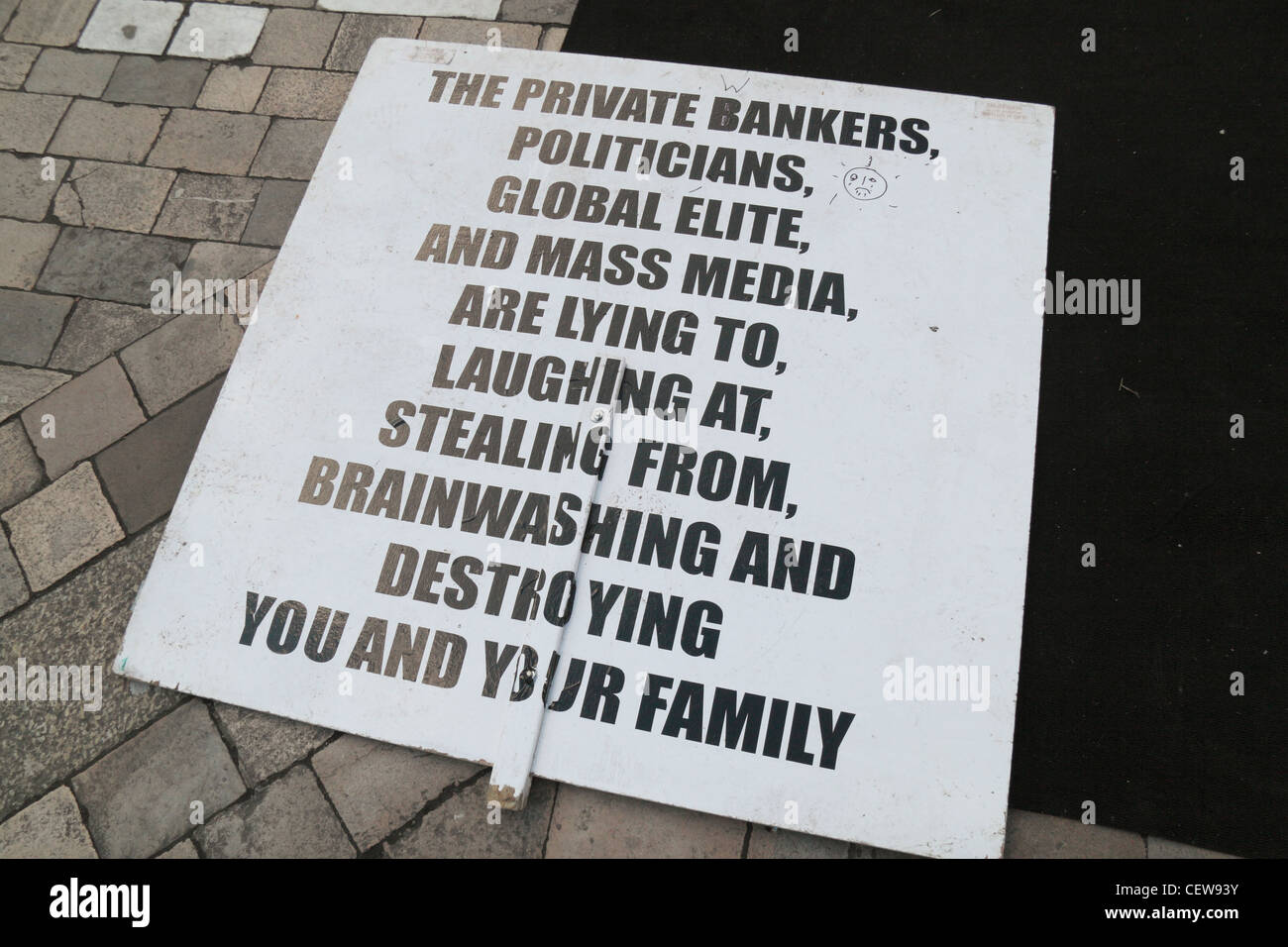 Une bannière de protestation à l'Occupy London manifestation devant la Cathédrale St Paul, Londres, à la fin mars 2012. Banque D'Images