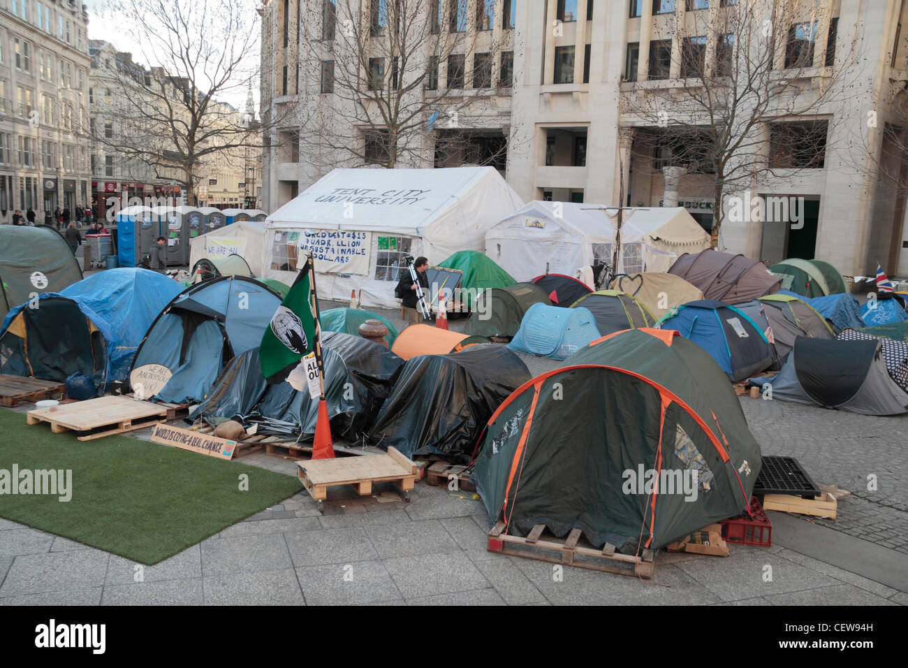 Une partie de la ville de tentes, une partie de l'Occupy London manifestation devant la Cathédrale St Paul, Londres, à la fin mars 2012. Banque D'Images