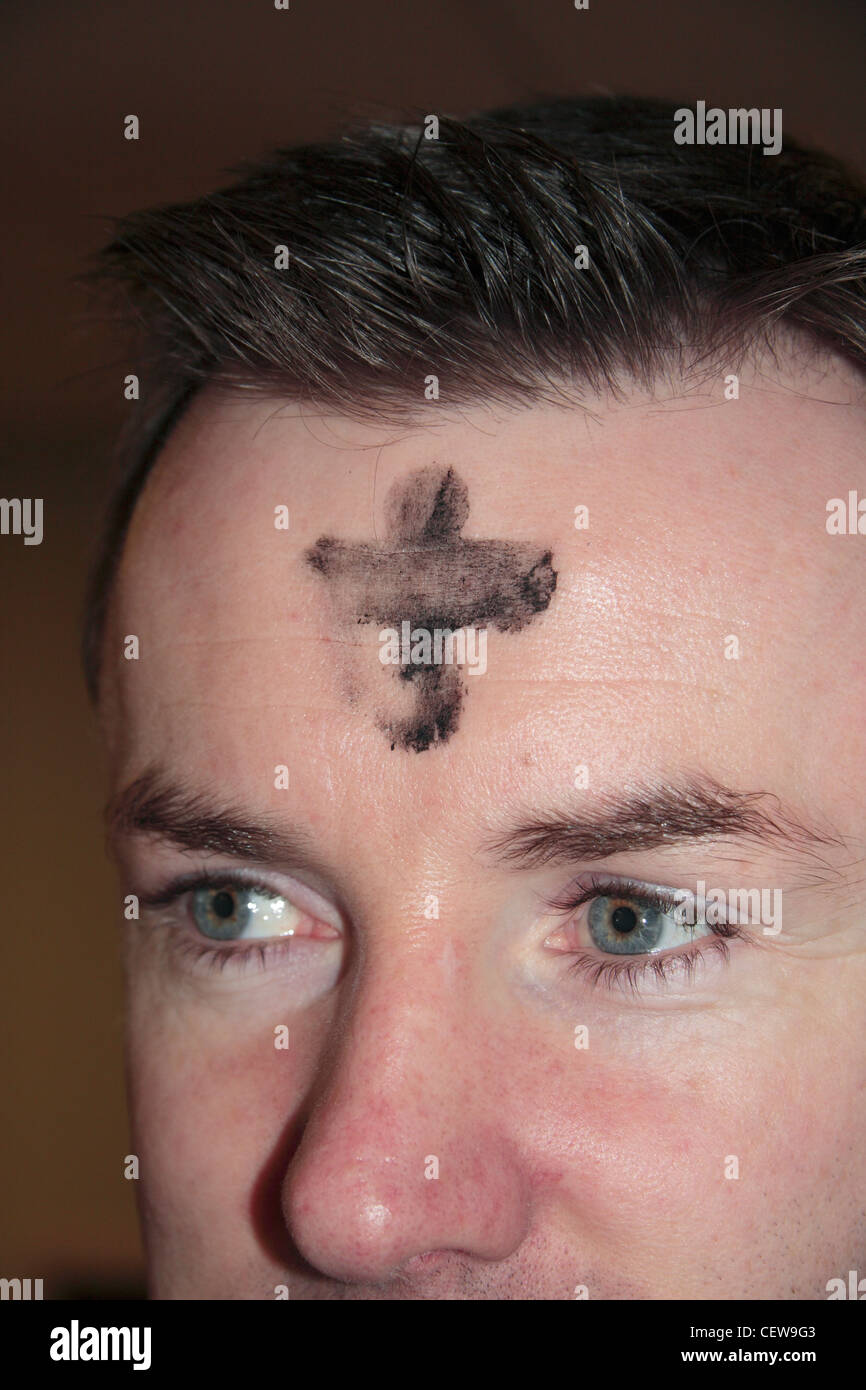 Un gros plan d'une croix de cendres sur le front d'un homme catholique romaine à la suite d'un service religieux sur le Mercredi des Cendres. Banque D'Images