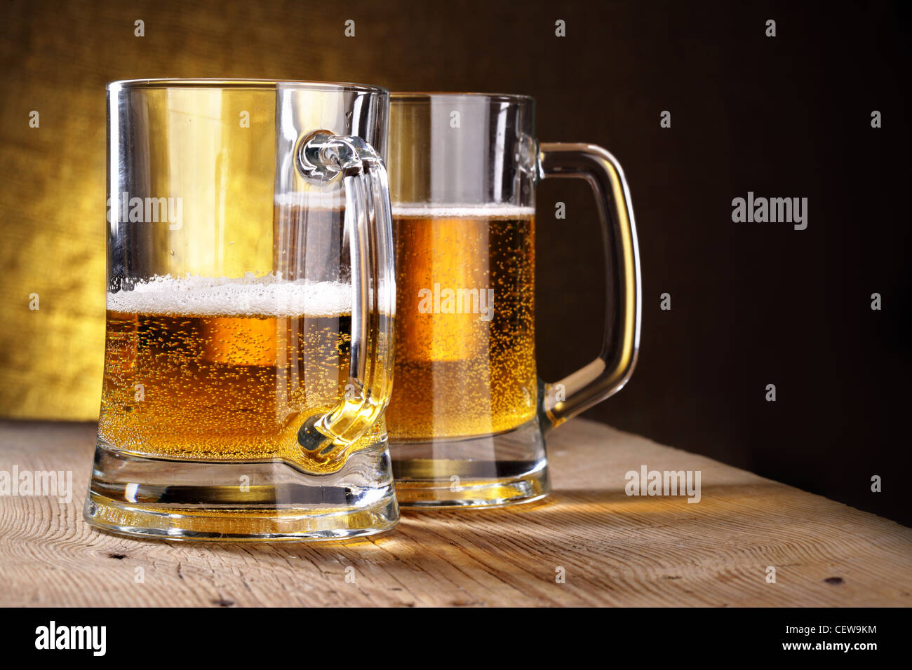 Deux verres sur la table en bois Banque D'Images