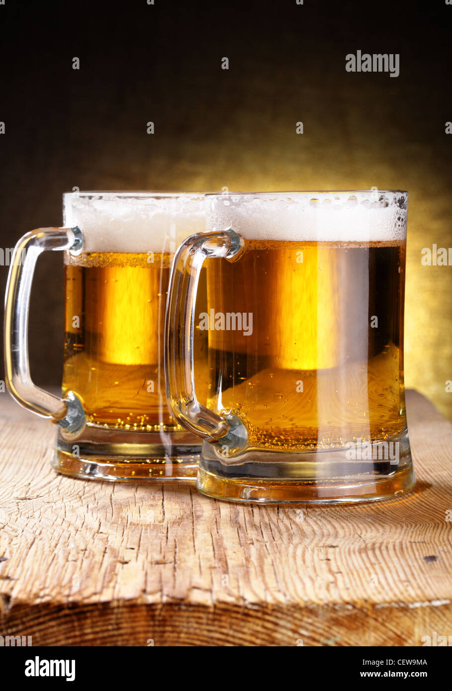 Deux verres sur la table en bois Banque D'Images